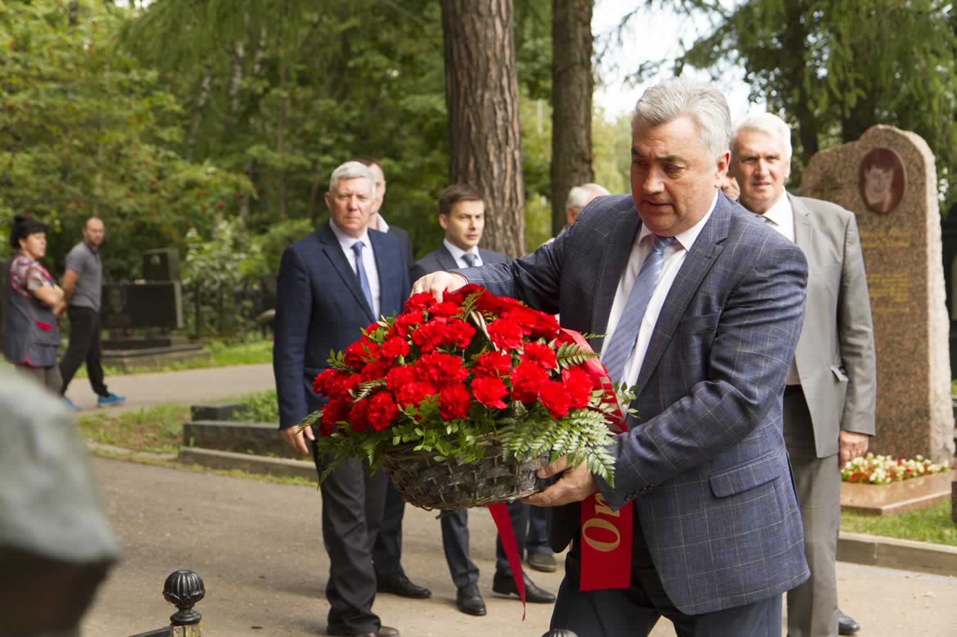 Генеральный директор АО "КБточмаш им. А.Э. Нудельмана" Д.М. Ибрагимов возлагает цветы к мемориалу